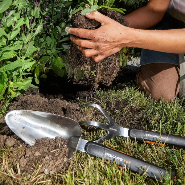 Fiskars Xact Hand Rake Heavy Duty Gardening Hand Tool with Ergonomic Handle and Hanging HoleCultivator