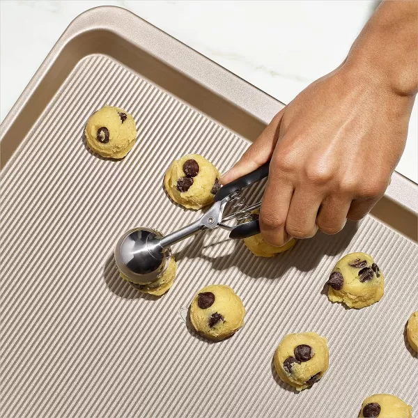OXO Good Grips Non-Stick Pro Cake Pan Square 9 x 9 Inch, brown